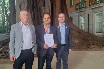 El presidente de Juristes Valencians con Joan Baldoví y Ernest Blanch del PSPV
