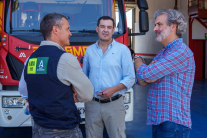 Juanma Moreno, en el puesto de mando del incendio de Almería.