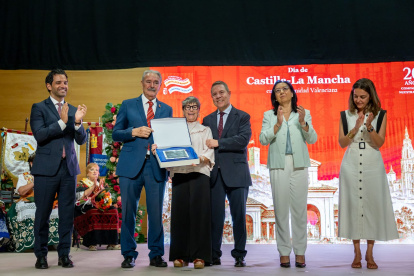 El presidente de Castilla-La Mancha, Emiliano García-Page, en su visita a Paterna