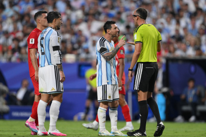 KANSAS CITY, MISSOURI - JULY 11: Lionel Messi #10 of Argentina speaks with referee Joao Pinheiro during the FIFA World Cup 2026 Quarter Final match between Argentina and Switzerland at Kansas City Stadium on July 11, 2026 in Kansas City, Missouri. (Photo by David Ramos/Getty Images)