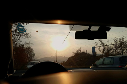 El interior de un vehículo aparcado al sol puede superar los 60 ºC en verano, por lo que los expertos recomiendan ventilar el habitáculo antes de encender el aire acondicionado.