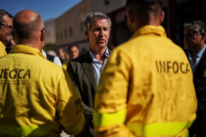 El presidente del PP, Alberto Núñez Feijóo, en el puesto de mando del incendio de Los Gallardos