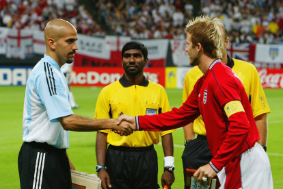 SAPPORO - JUNE 7:  Juan Sebastian Veron (left) of Argentina and David Beckham (right) of England shake hands before the England v Argentina, Group F, World Cup Group Stage match played at the Sapporo Dome in Sapporo, Japan on June 7, 2002. England won the match 1-0. (Photo by Alex Livesey/Getty Images)