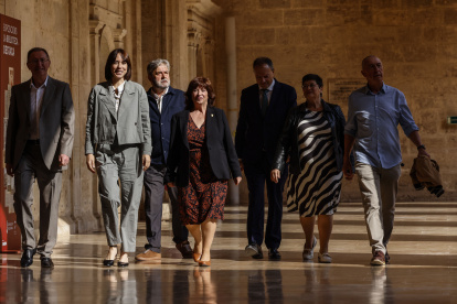 La ministra de Ciencia e Innovación, Diana Morant, y la presidenta de la Acadèmia Valenciana de la Llengua (AVL), Verònica Cantó, durante la apertura del curso de la Acadèmia Valenciana de la Llengua (AVL)