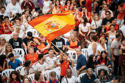 Miles de personas de reúnen en la Plaza Mayor de Castellón para ver el partido