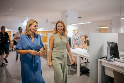 La vicepresidenta de la Generalitat y consellera de Empleo, Susana Camarero, visita el nuevo Espai Labora junto a la alcaldesa de Castellón, Begoña Carrasco