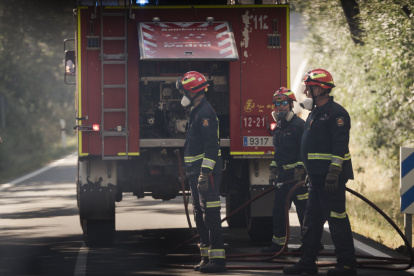 Unos bomberos trabajan en la extinción del incendio, a 17 de julio de 2026, en Lozoyuela, Madrid.