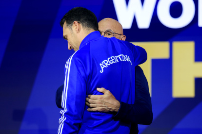 NEW YORK, NEW YORK - JULY 17: Lionel Scaloni, Head Coach of Argentina, is embraced by Luis De La Fuente, Head Coach of Spain, as they speak on stage during a press conference ahead of the FIFA World Cup 2026 Final at Fanatics Fest at Javits Center on July 17, 2026 in New York, New York. (Photo by Elsa/Getty Images)