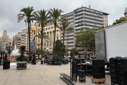 Montaje de la pantalla gigante en la Plaza del Ayuntamiento de Valencia
