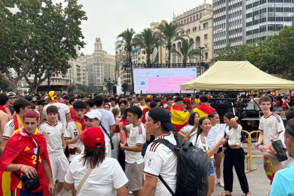 Plaza del Ayuntamiento de Valencia llena de gente para ver la final del Mundial