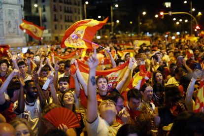 MADRID, SPAIN - JULY 19: Spanish fans react as they watch the FIFA World Cup 2026 final match between Spain and Argentina at Plaza de Colon on July 19, 2026 in Madrid, Spain. The match is being held at New York New Jersey Stadium in New Jersey. (Photo by Pablo Blazquez Dominguez/Getty Images)