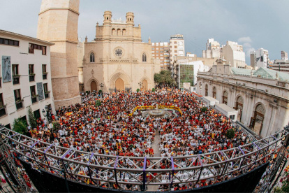 Miles de personas vibran con La Roja en la plaza mayor de Castellón