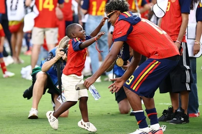 Keyne acudió veloz a abrazar a su hermano Lamine nada más ganar España el Mundial frente a Argentina.