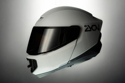El nuevo casco incorpora filtros reemplazables formados por cuatro capas capaces de retener polvo, partículas finas, gases contaminantes y alérgenos.