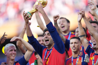 Ferran Torres levanta la Copa del Mundo