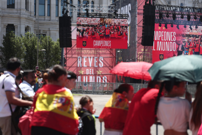 Varias personas esperan a la llegada de los jugadores durante los preparativos para la llegada de la Selección Española.