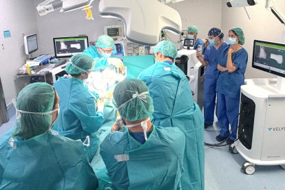 El Hospital Universitario La Luz apuesta por cirugía robótica de última generación para personalizar las prótesis de rodilla