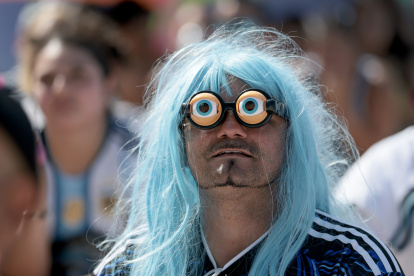Un hincha argentino, incrédulo por la derrota de la albiceleste ante España