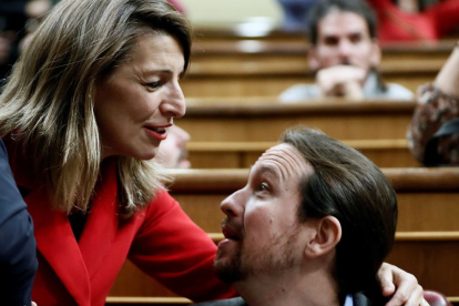 Yolanda Díaz saluda a Pablo Iglesias cuando eran compañeros de Podemos