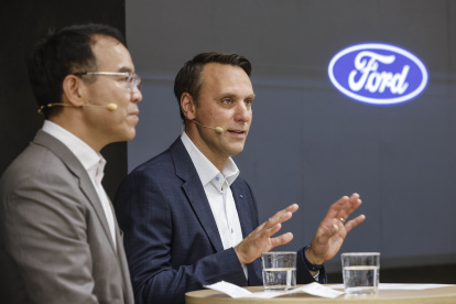 El presidente de Ford Europa, Jim Baumbick (c), interviene junto con el vicepresidente de Geely Holding, Victor Yang