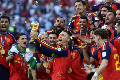 Álex Grimaldo, con la Copa del Mundo en las manos, elegido el más guapo por las Matemáticas.