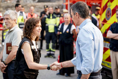 Pedro Sánchez saluda a Isabel Díaz Ayuso en Cenicientos