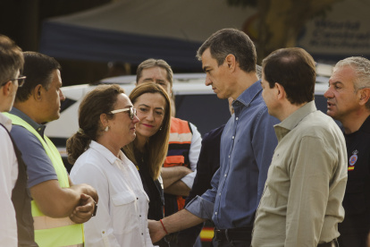 El presidente del Gobierno, Pedro Sánchez, junto a Alfonso Fernández Mañueco