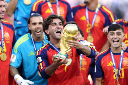 Ferran Torres, con el trofeo de campeón del Mundo 2026