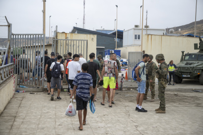Decenas de personas siguen intentando cruzar la frontera de Ceuta