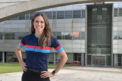 Gemma Payà al exterior de los estudios de À Punt