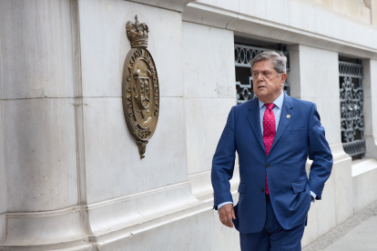 El exministro de Defensa Federico Trillo a su llegada al acto de entrega del Premio Gumersindo de Azcárate, en el Casino de Madrid