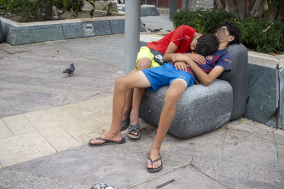 Dos varones adolescentes duermen en un parque, a 1 de agosto de 2026, en Ceuta (España)2026 CRISIS MIGRATORIA
01/8/2026