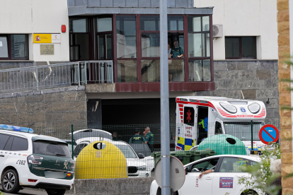 Varios agentes de la guardia cilvil y una ambulancia UVI móvil, en la puerta del cuartel de la guardia civil de Llanes, tras el crimen.