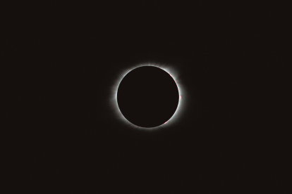 Un eclipse total de Sol muestra la corona solar alrededor de la Luna, el fenómeno que podrá observarse el 12 de agosto de 2026 desde distintos puntos de la Comunidad de Madrid.