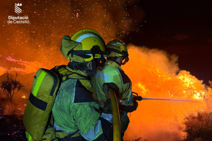 El Consorcio de Bomberos de Castellón continúa actuando en el incendio forestal de Tírig.