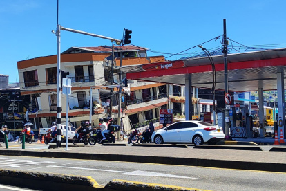 Aspecto de una de las vías principales de Pereira, Colombia, tras el terremoto