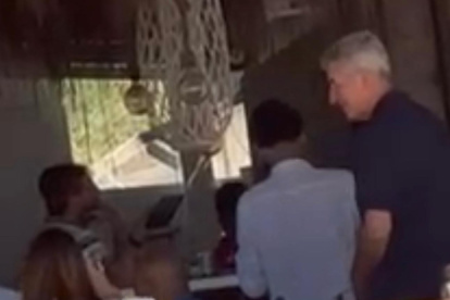 Miguel Ángel Gil Marín, en un chiringuito en Chiclana, hoy a mediodía