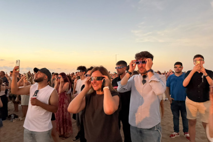 La alcaldesa de Valencia, María José Catalá, durante el eclipse de sol