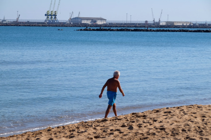 Un hombre pasea en una playa de Melilla
