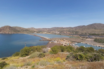 Vista de la bahía de Portmán, en La Unión, desde el faro