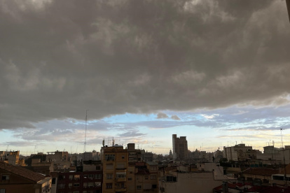 (Foto de ARCHIVO) Tormenta a su paso por el centro de València