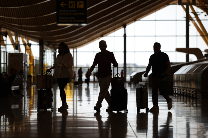 Varias personas en  el Aeropuerto Adolfo Suárez Madrid-Barajas, a 14 de agosto de 2026, en Madrid (España). Los aeropuertos de la red de Aena en España prevén un total de 22.444 vuelos durante este tercer fin de semana de agosto, que coincide con el festivo del 15 de agosto (Asunción de la Virgen) y en medio de la activación de controles fronterizos a viajeros procedentes de Italia. Adolfo Suárez Madrid-Barajas continúa siendo el que acumula mayor número de operaciones, con 3.687.

Alejandro Martínez Vélez / Europa Press
14 AGOSTO 2026 OPERACIÓN SALIDA;VACACIONES
14/8/2026