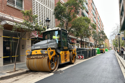 Imagen de una calle asfaltándose en Valencia