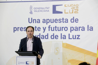 (Foto de ARCHIVO) El presidente de la Generalitat valenciana, Juanfran Pérez Llorca (c), durante una visita a la ciudad de la luz en 2026