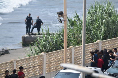 Dos agentes de la Guardia Civil vigilan la frontera, a 30 de julio de 2026, en Ceuta (España).