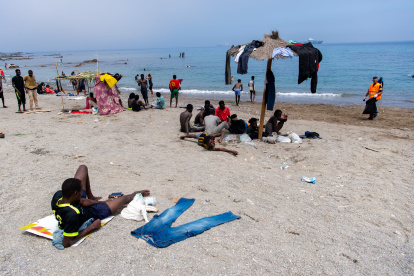 Campamentos de inmigrantes en las playas de Ceuta