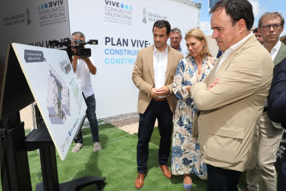 (Foto de ARCHIVO) Visita del president de la Generalitat, Juanfran Pérez Llorca, y la consellera de Vivienda, Susana Camarero, a una promoción de vivienda pública en Torrevieja