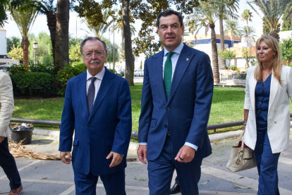 El presidente de la Junta de Andalucía, Juanma Moreno (d) y el presidente de Ceuta, Juan Jesús Vivas (i) durante la reunión que han mantenido el día de hoy. A 20 de agosto de 2026 en Ceuta (España). El presidente de la Junta de Andalucía, Juanma Moreno, visita la Ciudad Autónoma de Ceuta, donde mantiene un encuentro institucional con su presidente, Juan Jesús Vivas. La reunión abordará asuntos de interés común y las relaciones de cooperación entre Andalucía y Ceuta.

Gabriela Sardá Núñez / Europa Press
20/8/2026