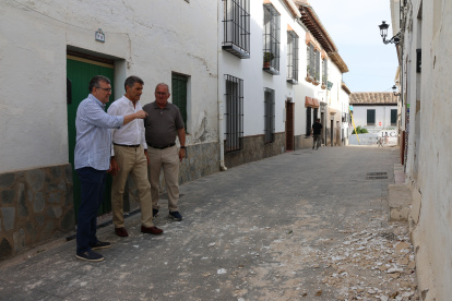 El delegado del Gobierno en Andalucía, Pedro Fernández, y el subdelegado en Granada, José Antonio Montilla, y el alcalde de Gójar, Joaquín Prieto, visitan una calle del municpio, epicentro de uno de los terremotos de 4,8 Mw del actual episodio sísmico.