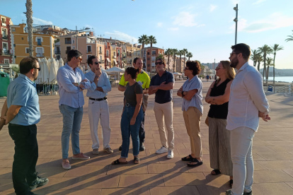 El alcalde de la Vila Joiosa, Marcos Zaragoza, con responsables municipales, supervisa la zona desde donde partirá la novena etapa de La Vuelta Ciclista a España.